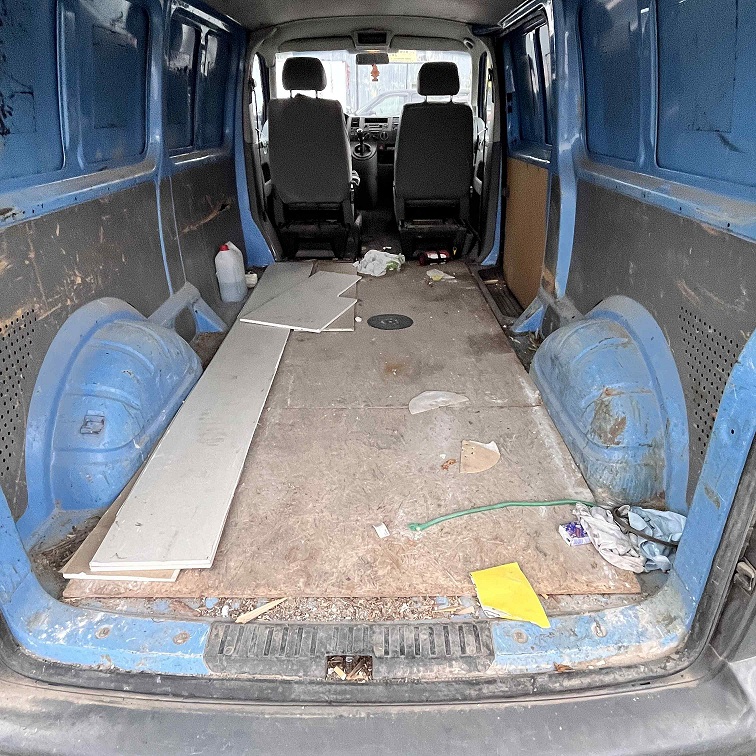 Wnętrze samochodu Volkswagen Transporter widoczny od tyłu.