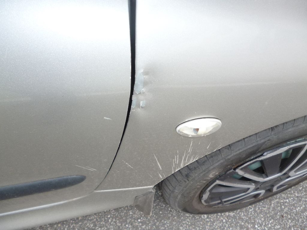 Zdjęcie przedmiotu. Uszkodzenie drzwi prawych pojazdu osobowego Peugeot 206.