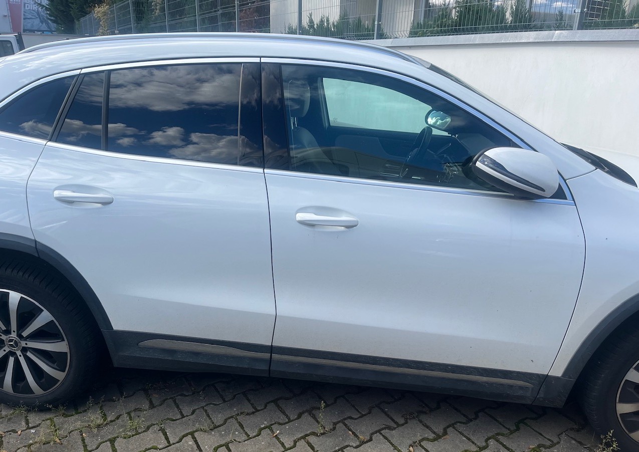 Prawy bok pojazdu z widocznymi oryginalnymi wieloramiennymi felgami Mercedes-Benz