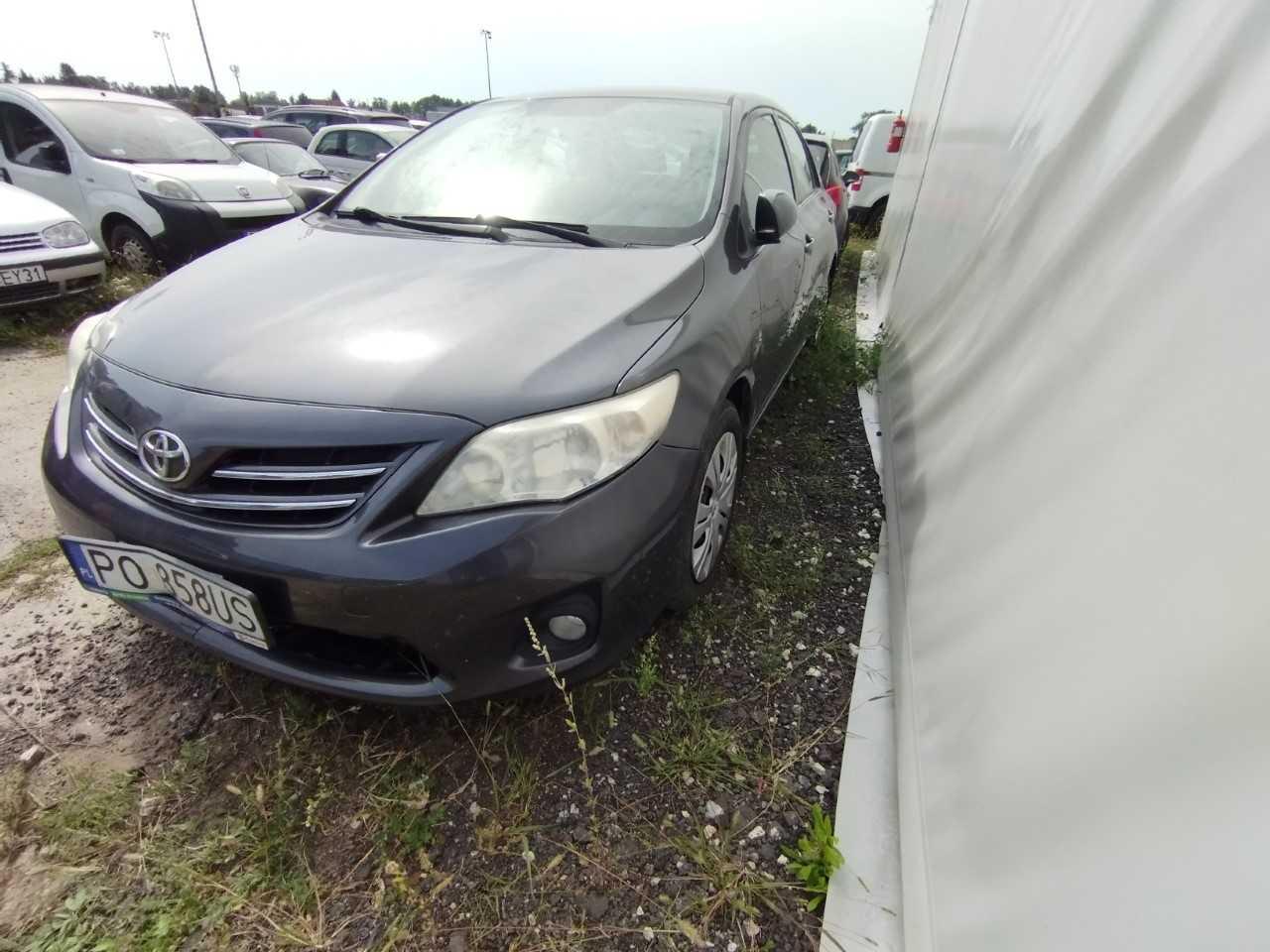 Lewa strona pojazdu bez widocznych uszkodzeń.