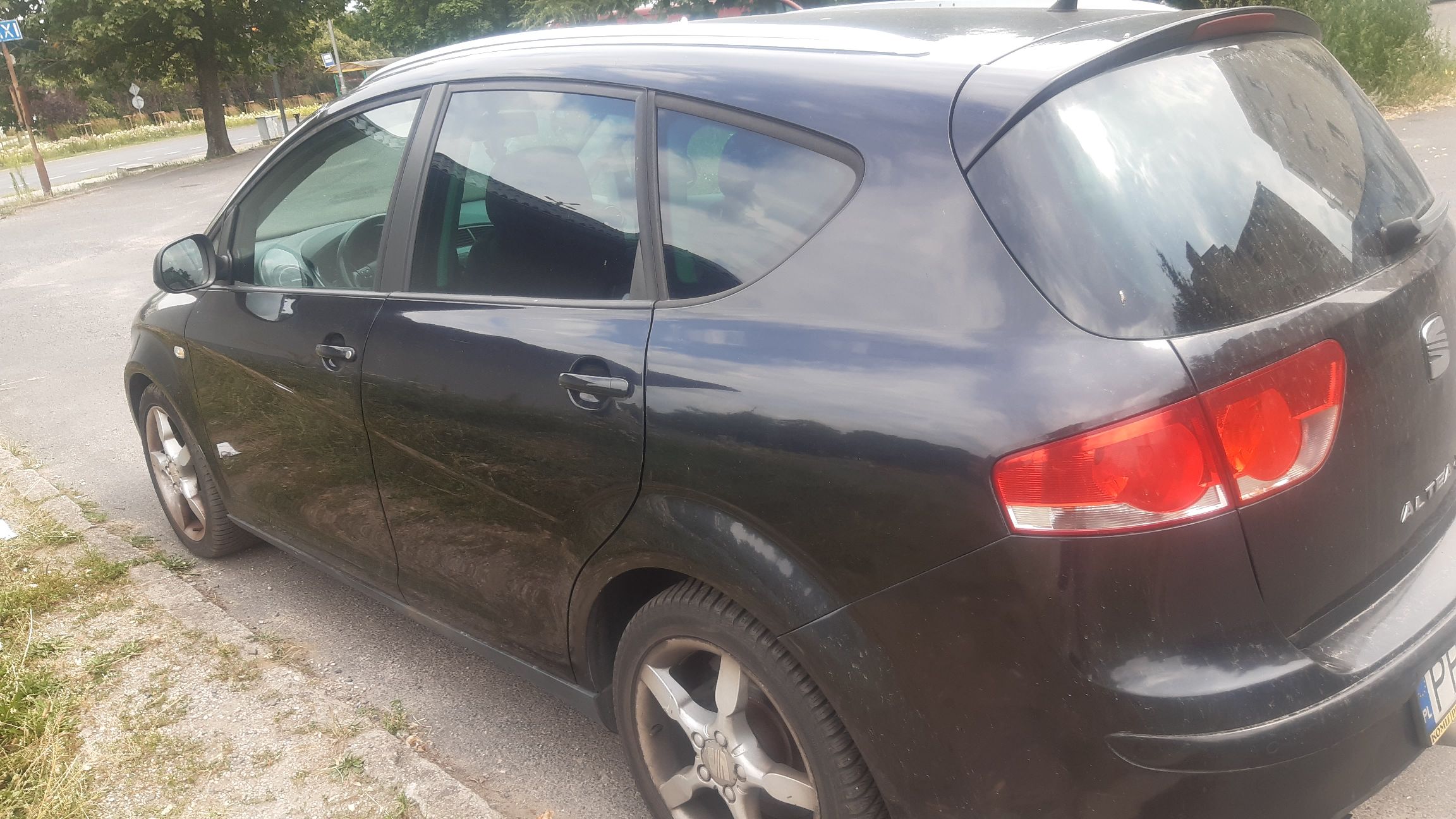 Ciemnogranatowy Seat widok z boku