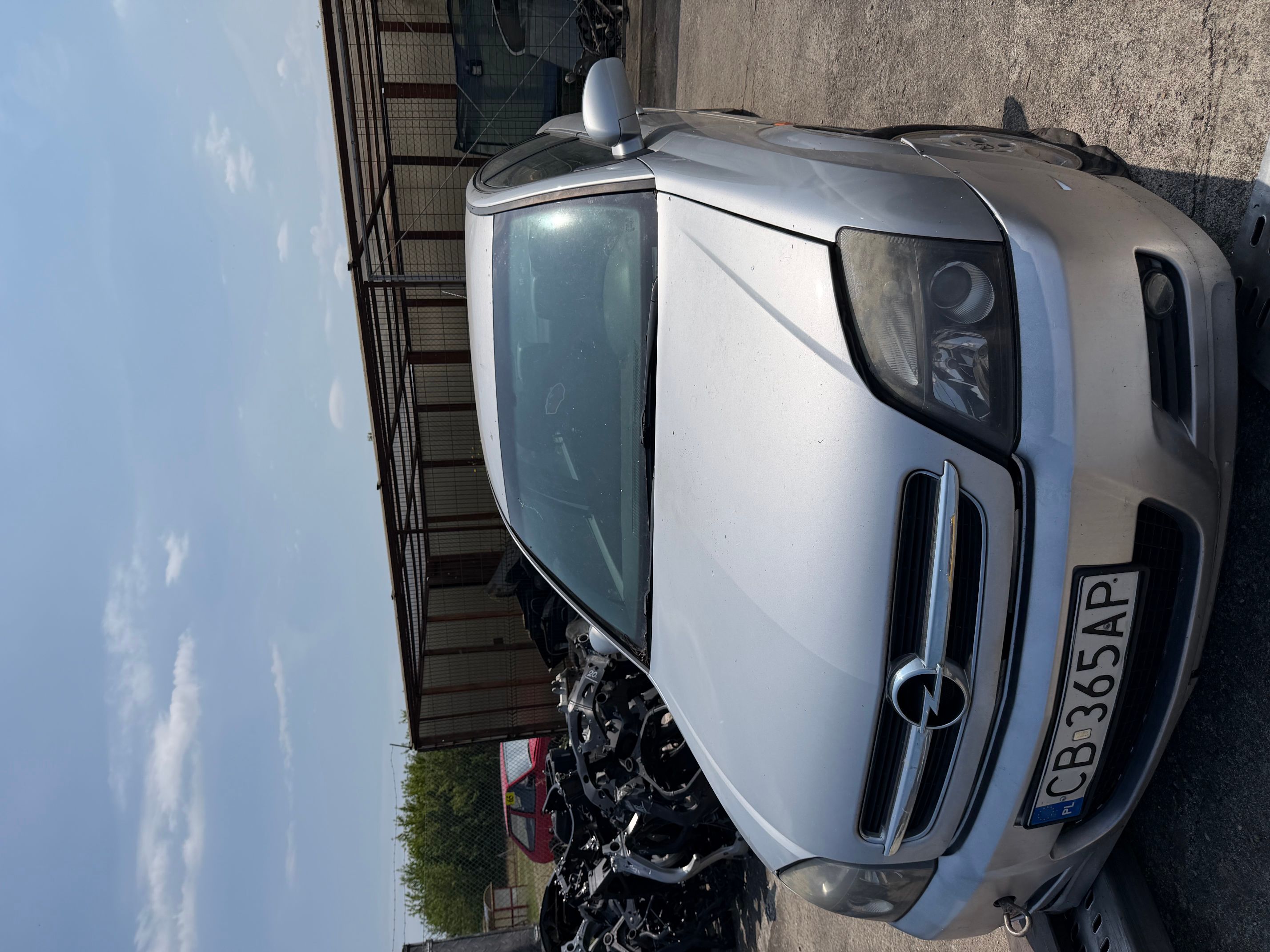 Opel Vectra widoczny z przodu
