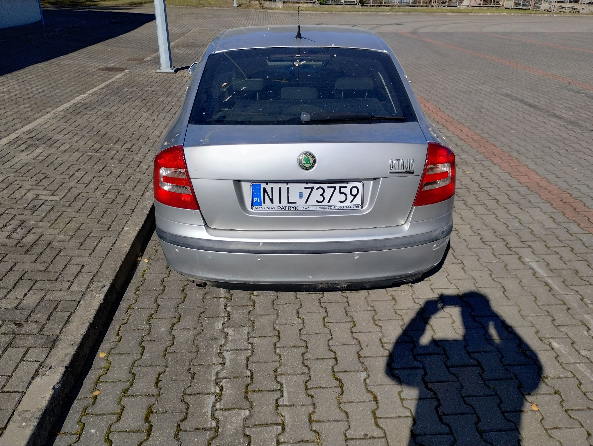 tył pojazdu z przetarciem po prawej stronie zderzaka