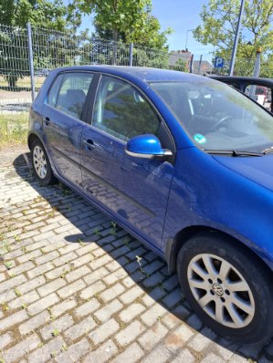 prawa strona niebieskiego pojazdu, brak widocznych uszkodzeń, brak korozji