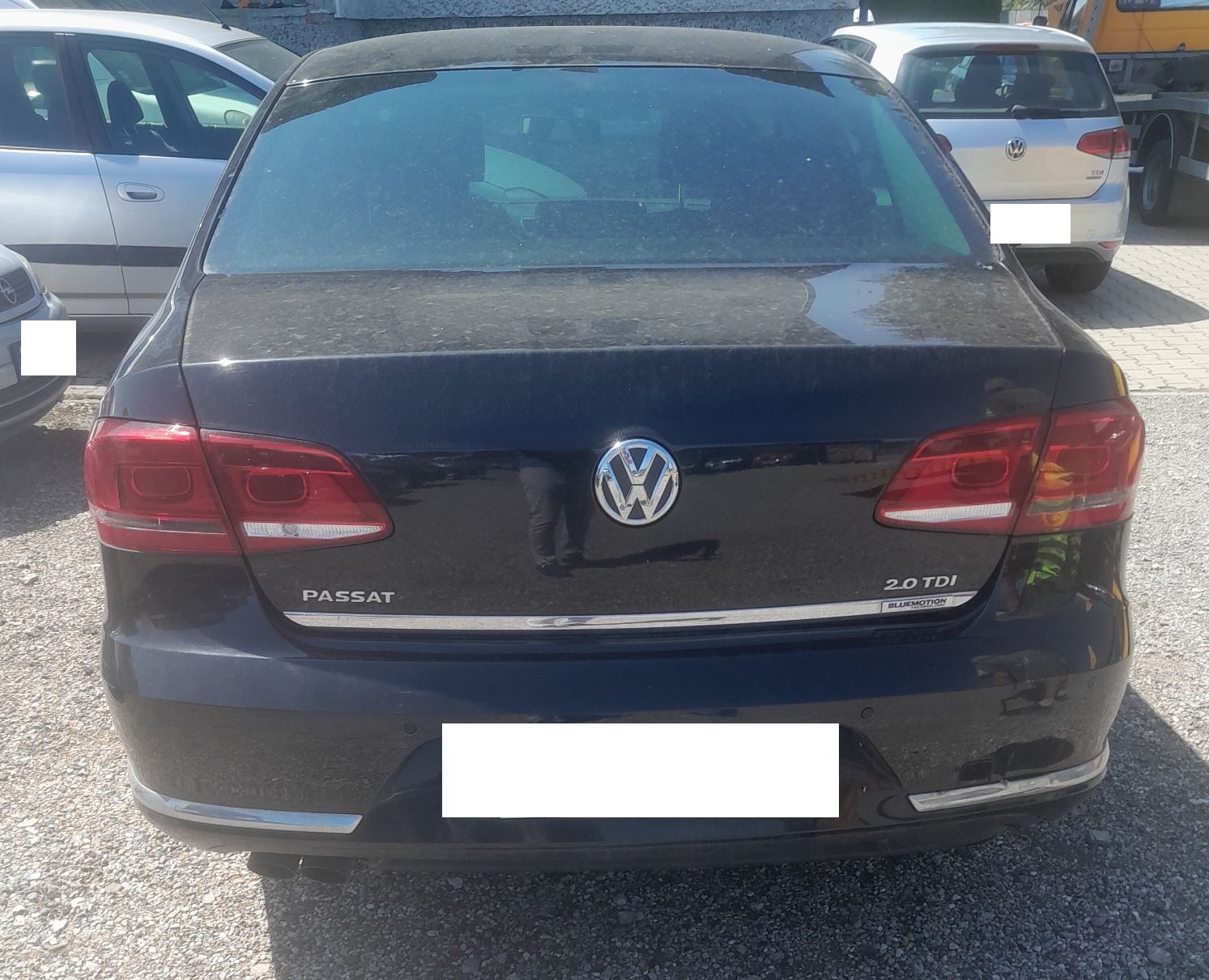 Czarny Volkswagen Passat, widziany od tyłu pojazdu