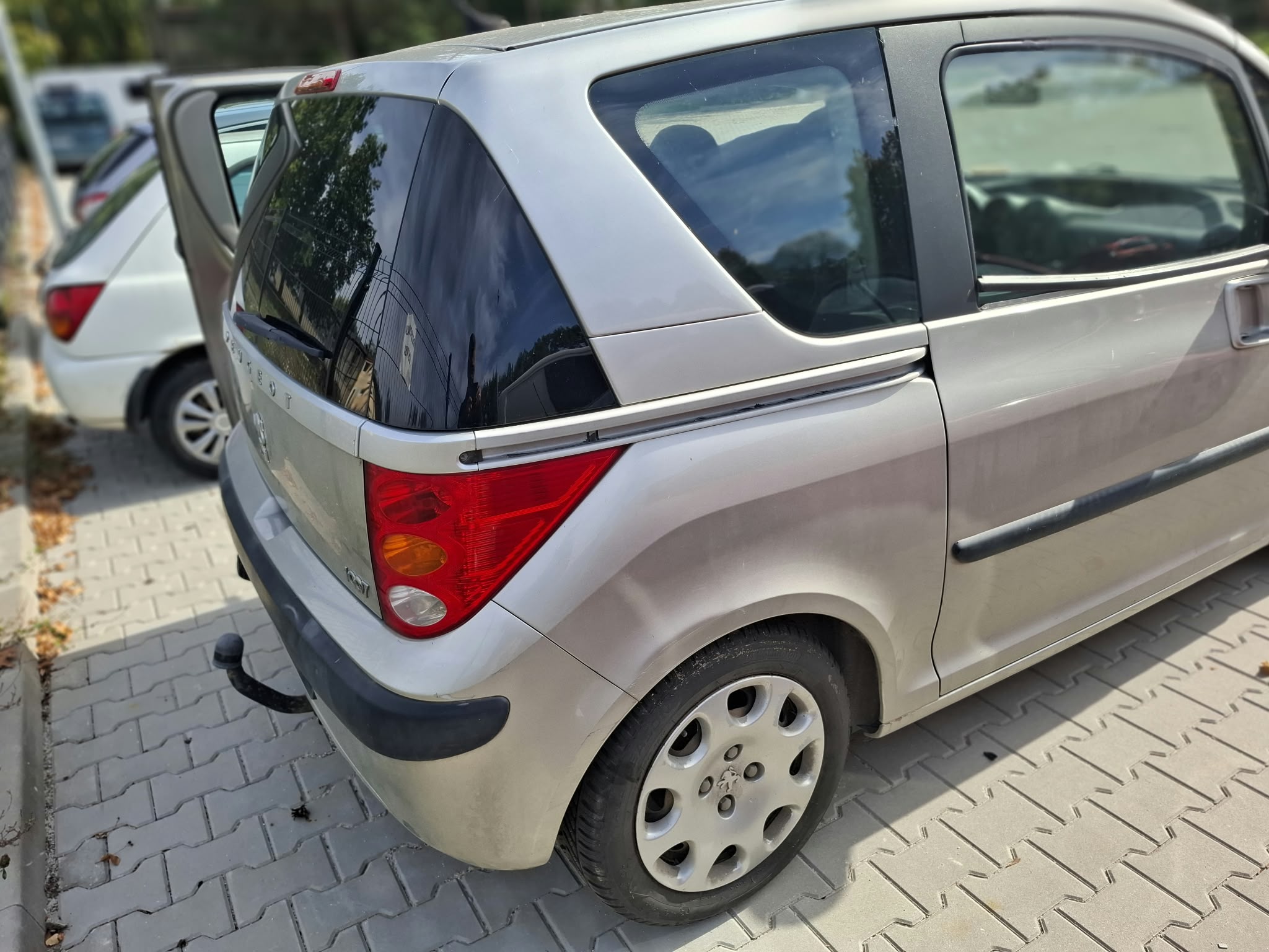 zdjęcie prawego boku srebrnego samochodu osobowego Peugeot 1007.