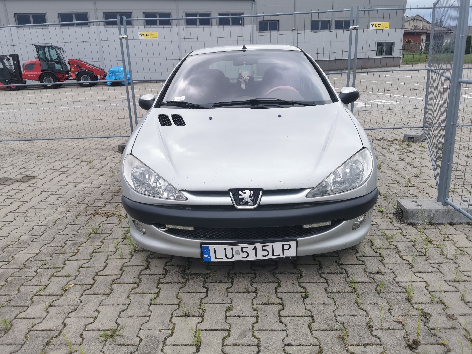 Przód pojazdu. Maska zderzak kompletne z odpryskami. W zderzaku zamontowane nieoryginalne światła do jazdy dziennej.