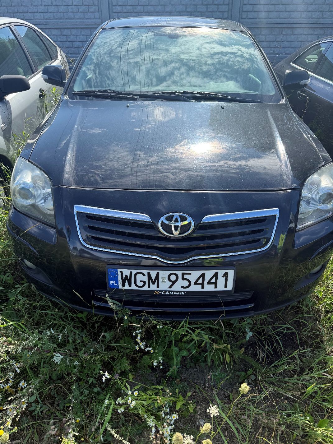 Przód czarnego pojazdu z widoczną rejestracją