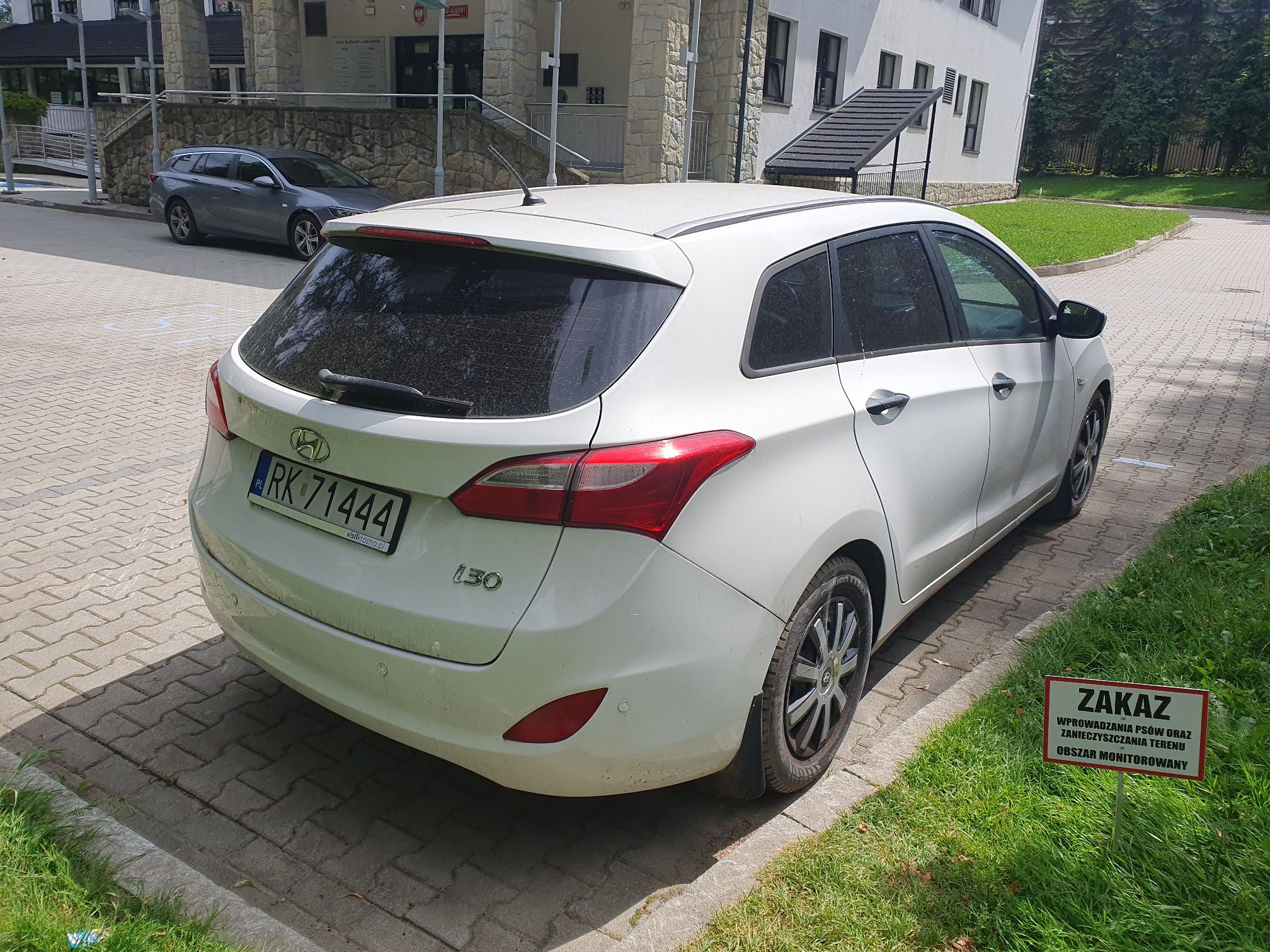 Hyundai i30 kombi, biały, prawy tył.