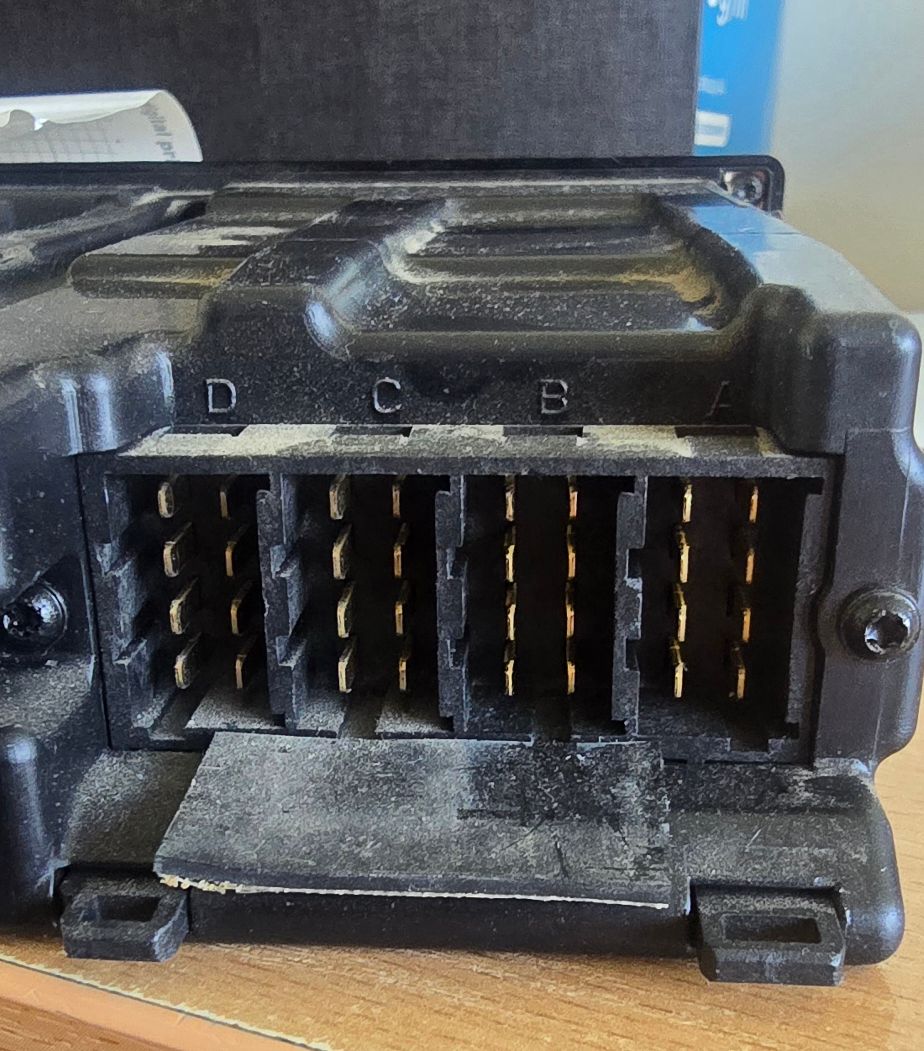 Czarny moduł elektroniczny z czterema oznaczonymi portami A, B, C, D do podłączania kabli.