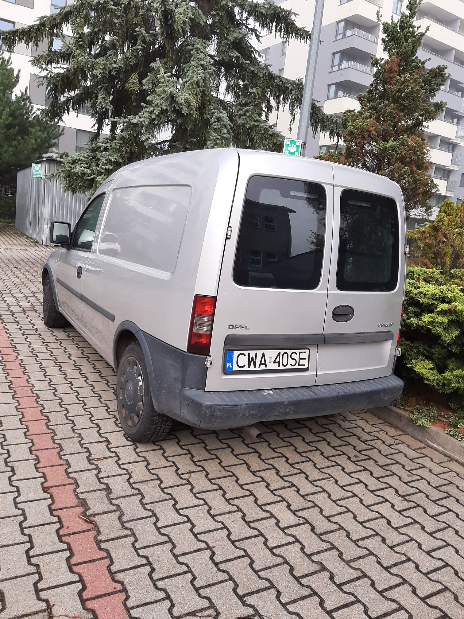 Opel Combo tył samochodu dostawczo-osobowego 