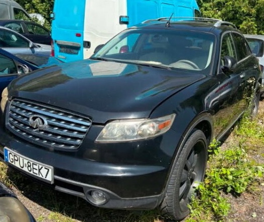 Pojazd marki Infiniti skierowany przodem, widoczna jest maska samochodu, przednia szyba oraz lewy bok pojazdu.