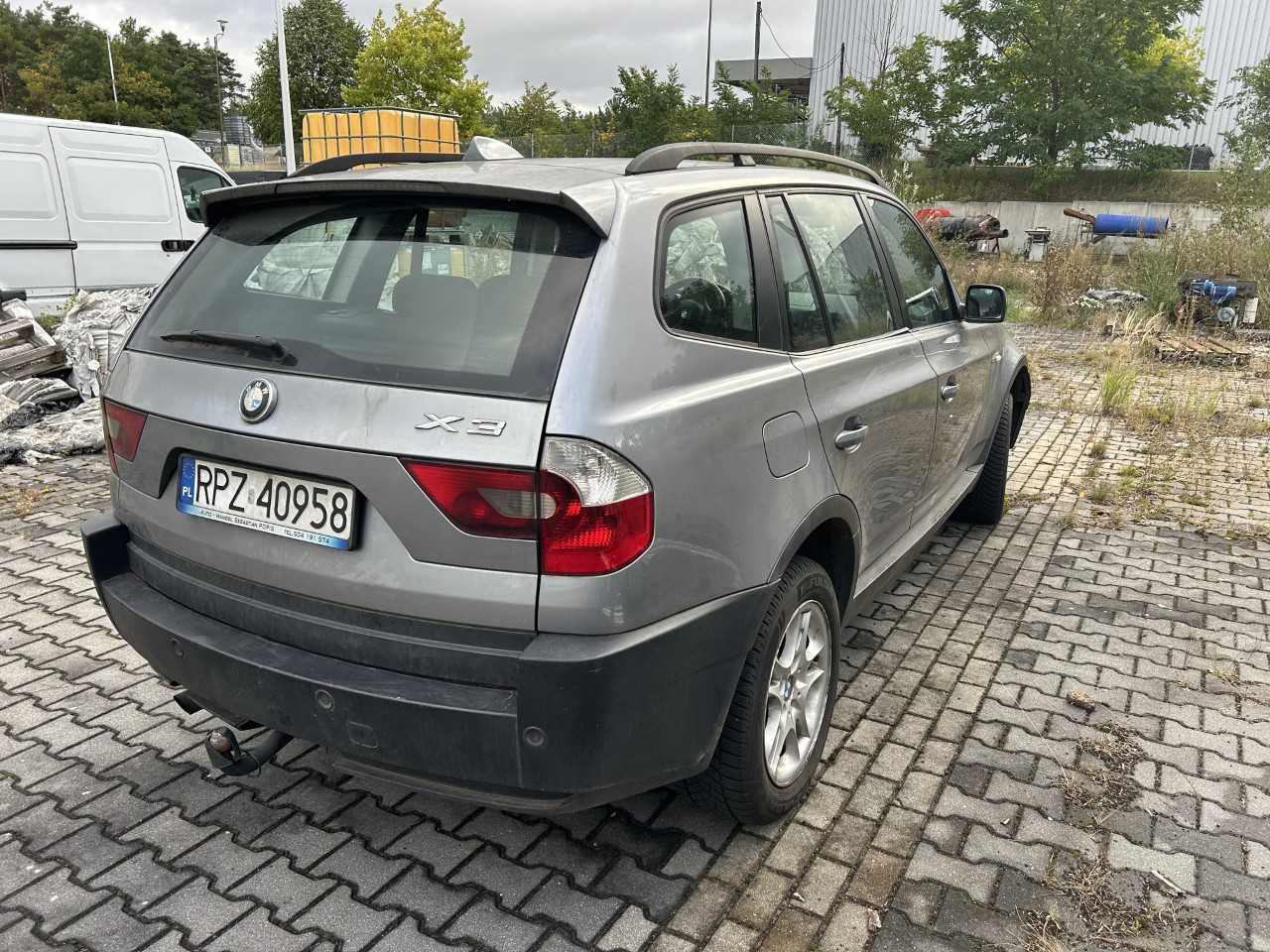 Srebrne BMW X3, widok z tytułu prawego boku, srebrne felgi aluminiowe, hak holowniczy