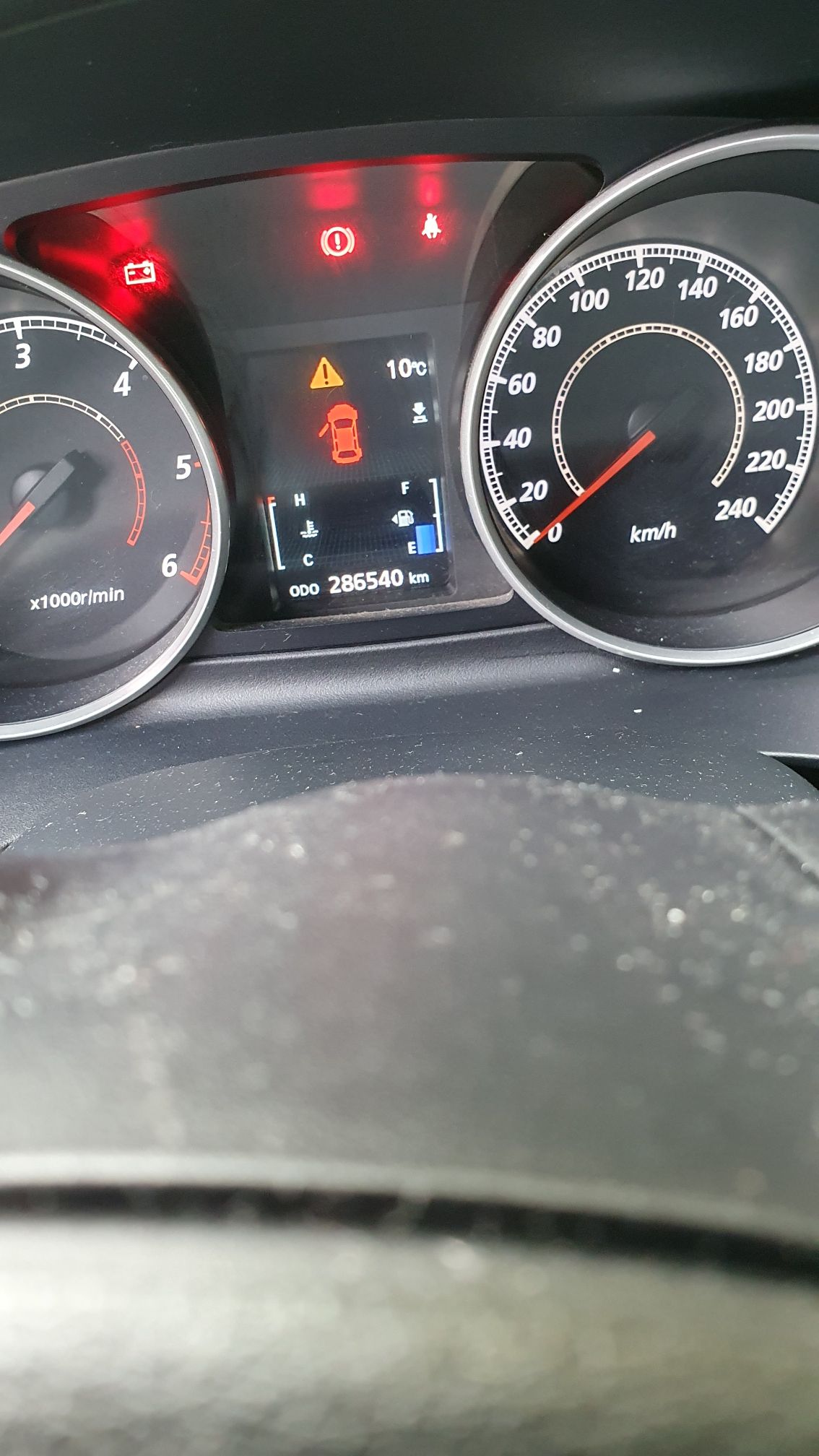 Widok zegarów na desce rozdzielczej
