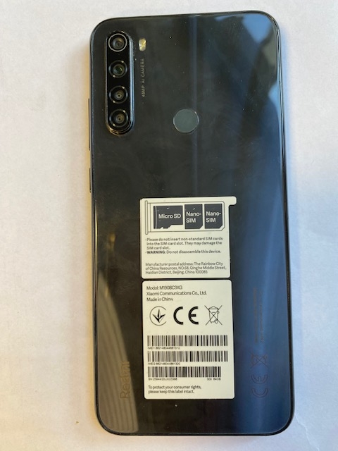 telefon w ciemnoszarej obudowie widok z tyłu