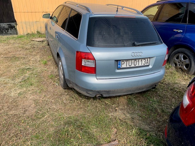 Jasnoniebieski (błękitny metalik) samochód osobowy marki Audi A4 generacji B6, produkowany w latach 2000–2004