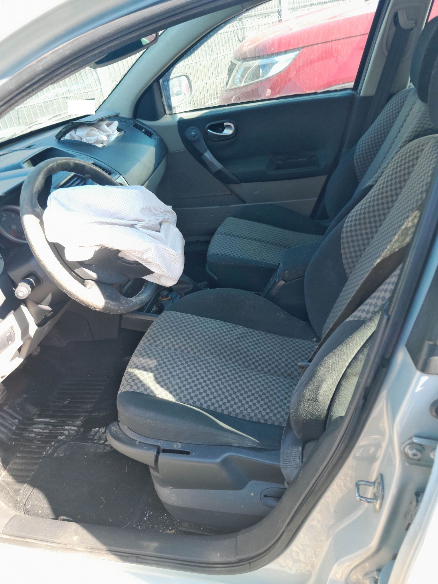 Wnętrze Renault Megane z szarymi fotelami i deską rozdzielczą.