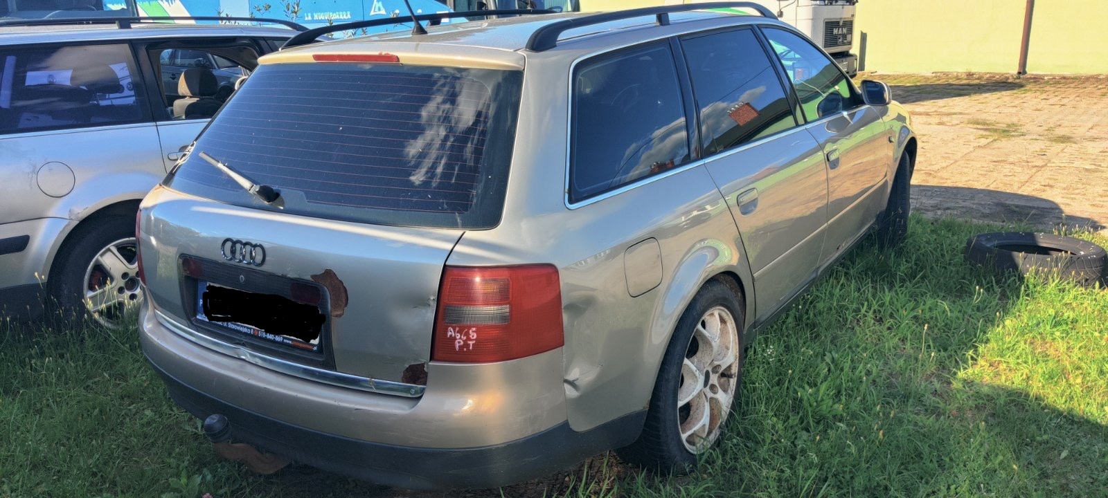 Tył samochodu osobowego kombi koloru beżowego.