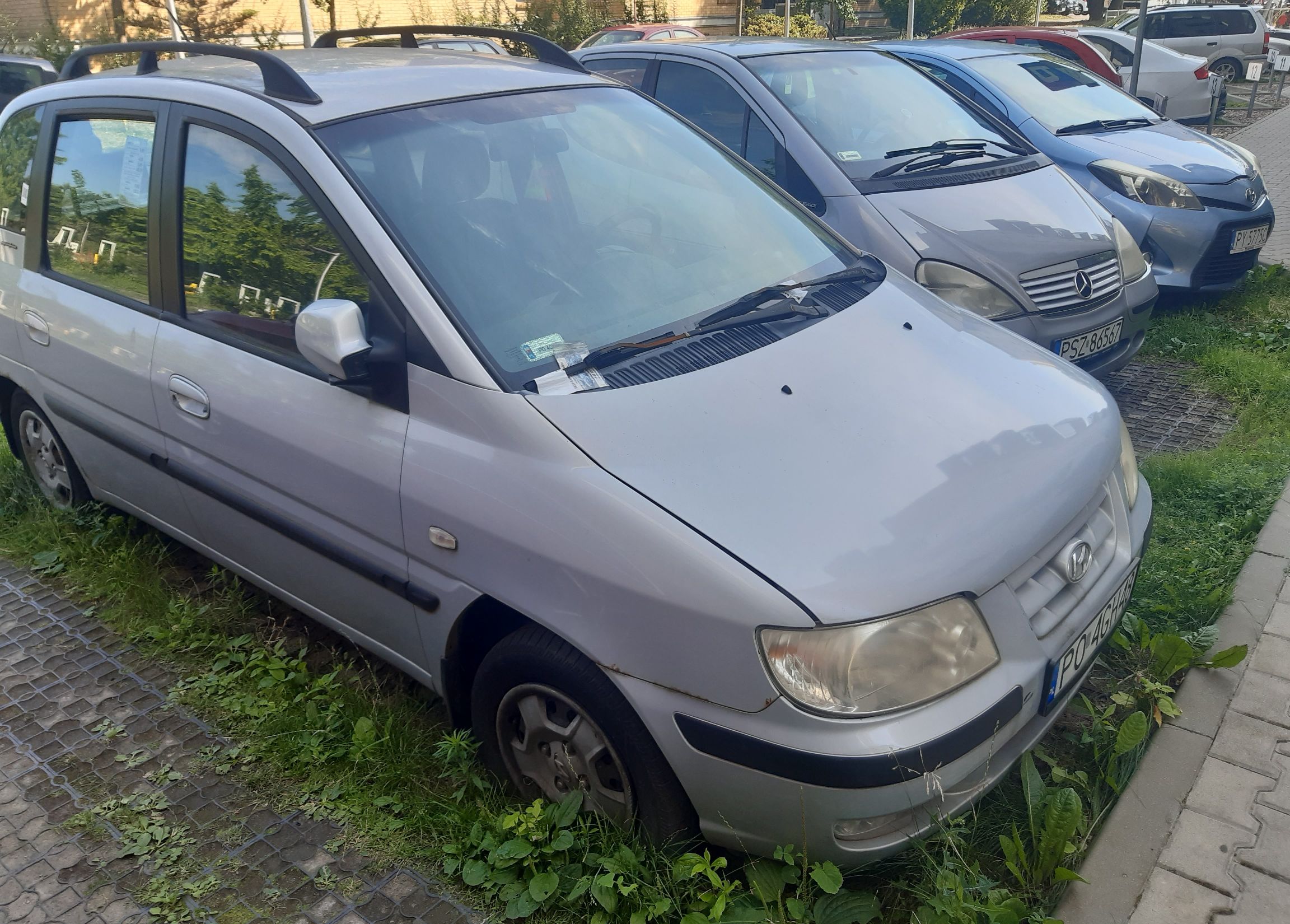 szary pojazd widok z przodu i boku