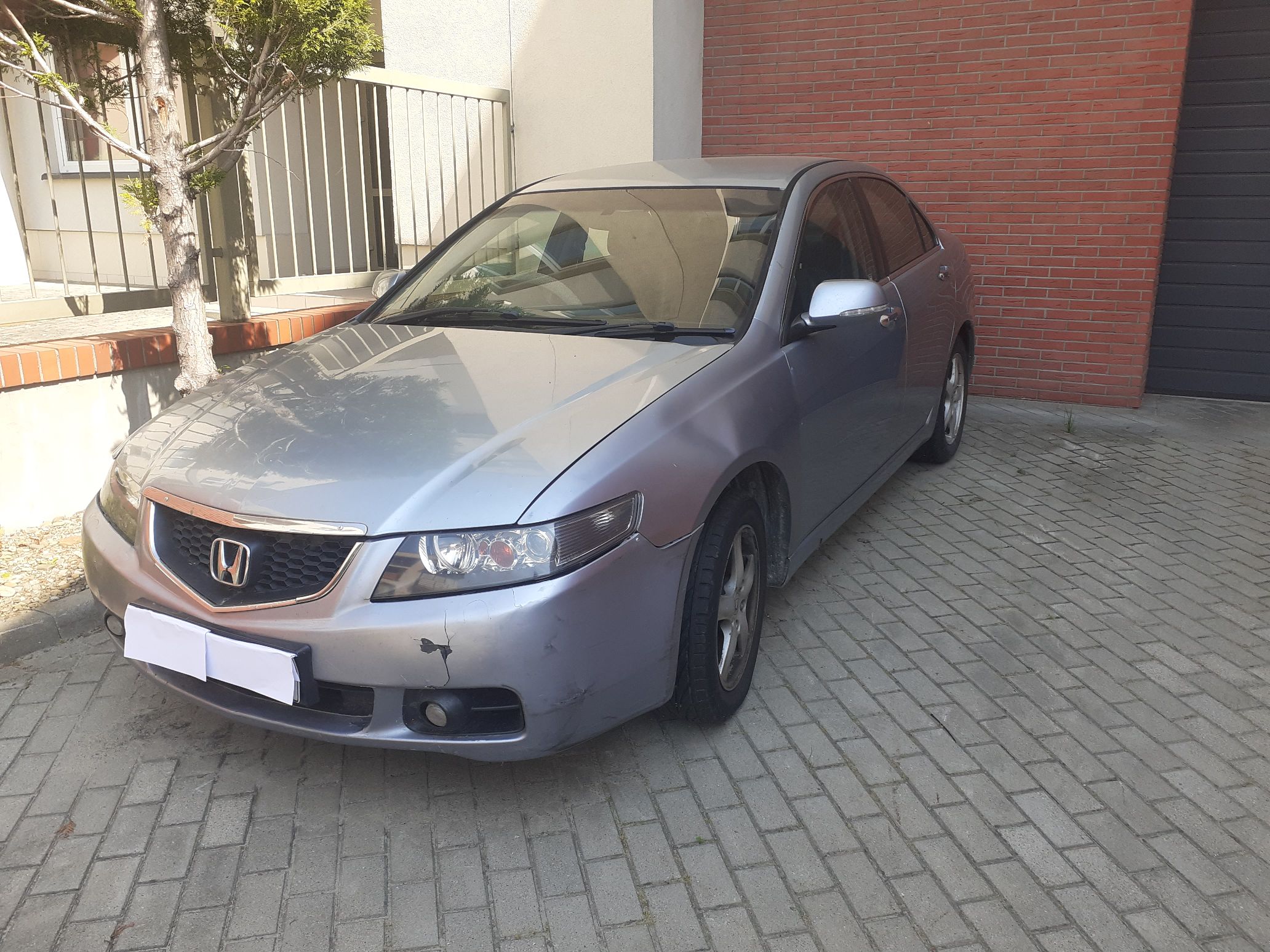 Honda Accord widziana od strony lewego przodu, pęknięty zderzak
