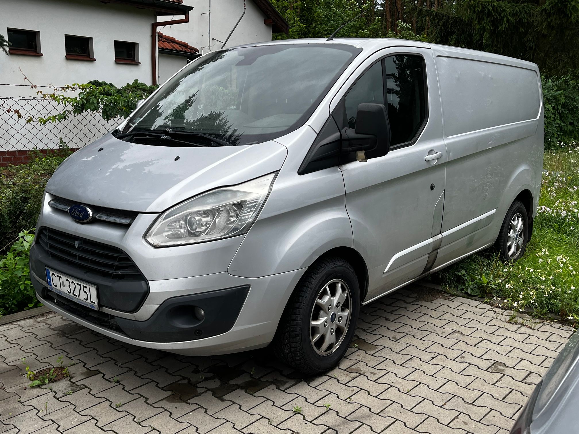 srebrny Ford Transit Custom widoczny z przodu od strony kierowcy