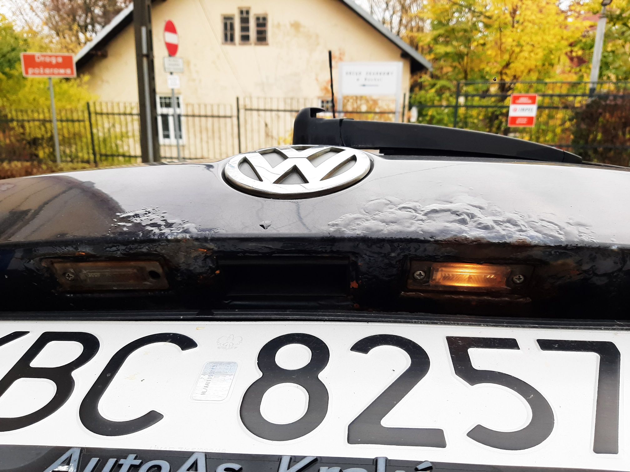 Volkswagen Golf Plus - korozja na pokrywie bagażnika