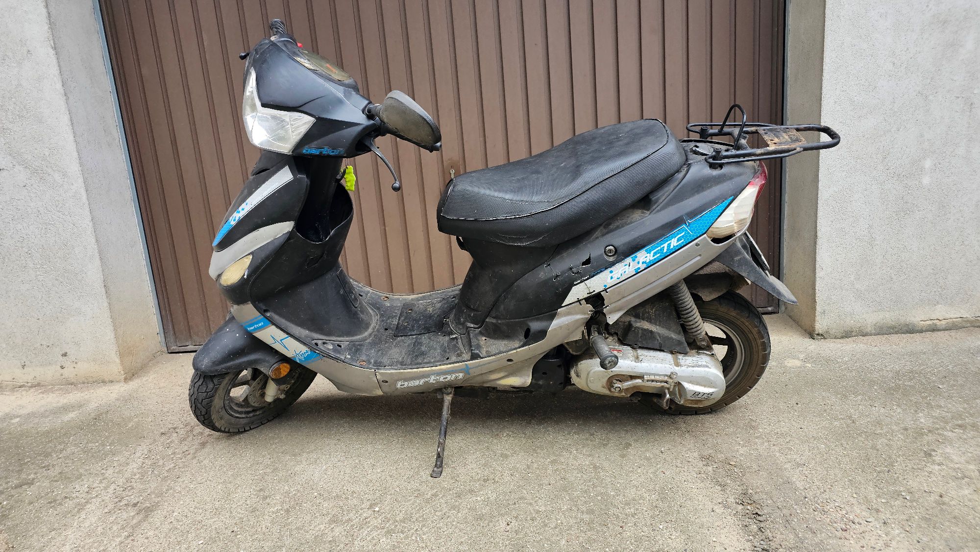 Motorower Longija, kolor czarno-srebrno-niebieski, widok lewej strony