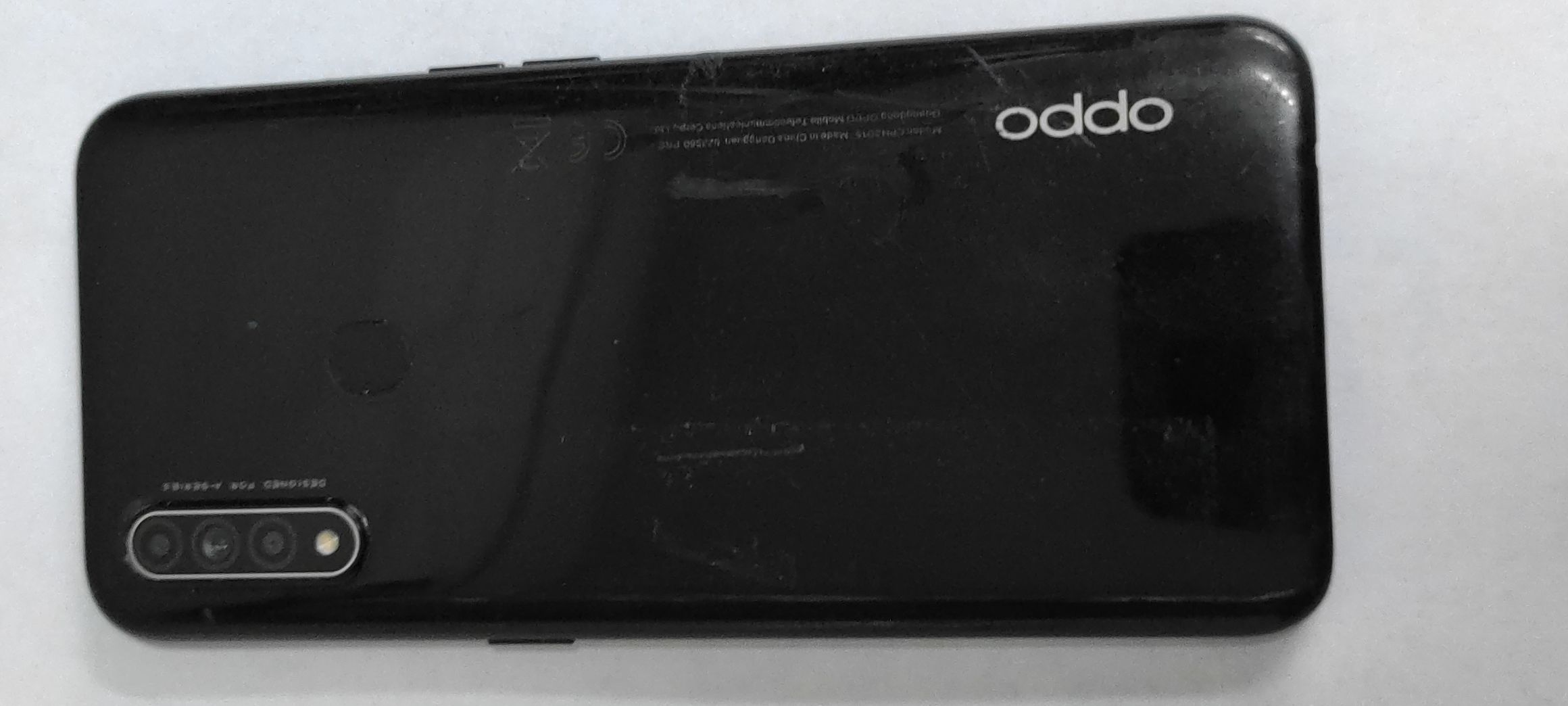 Tylna obudowa telefonu OPPO A31 koloru czarnego.