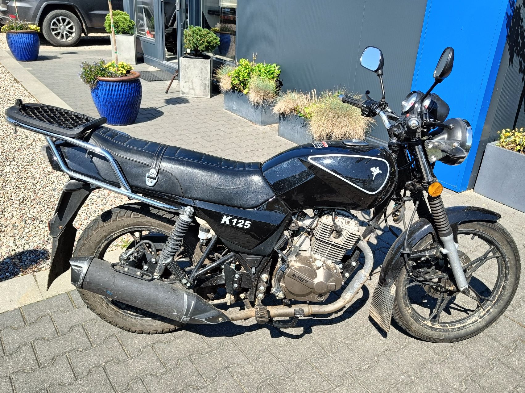 Prawy bok motocykla w kolorze czarnym