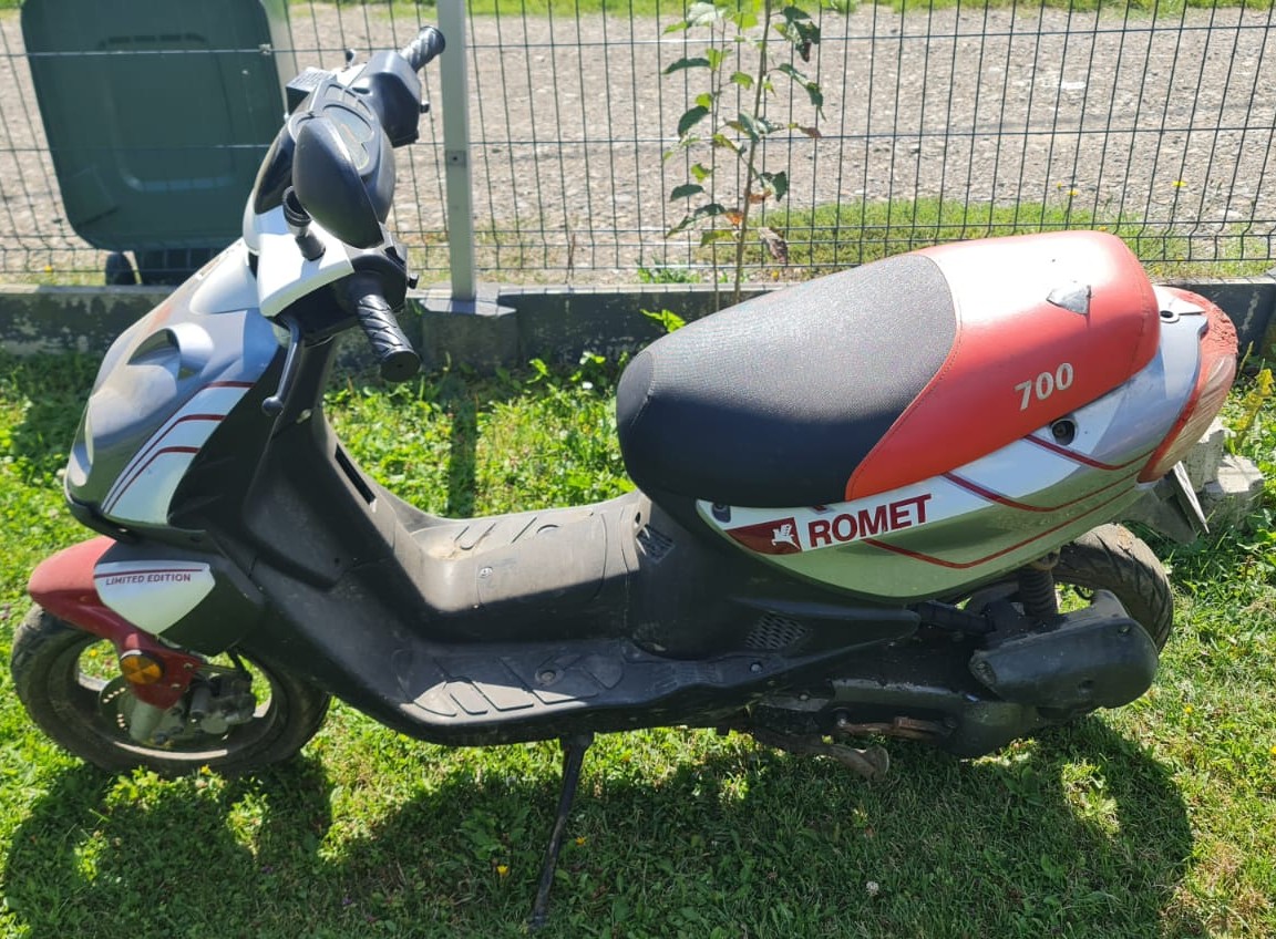 Czerwono-szary skuter marki Romet z napisem 700 i Limited Edition.