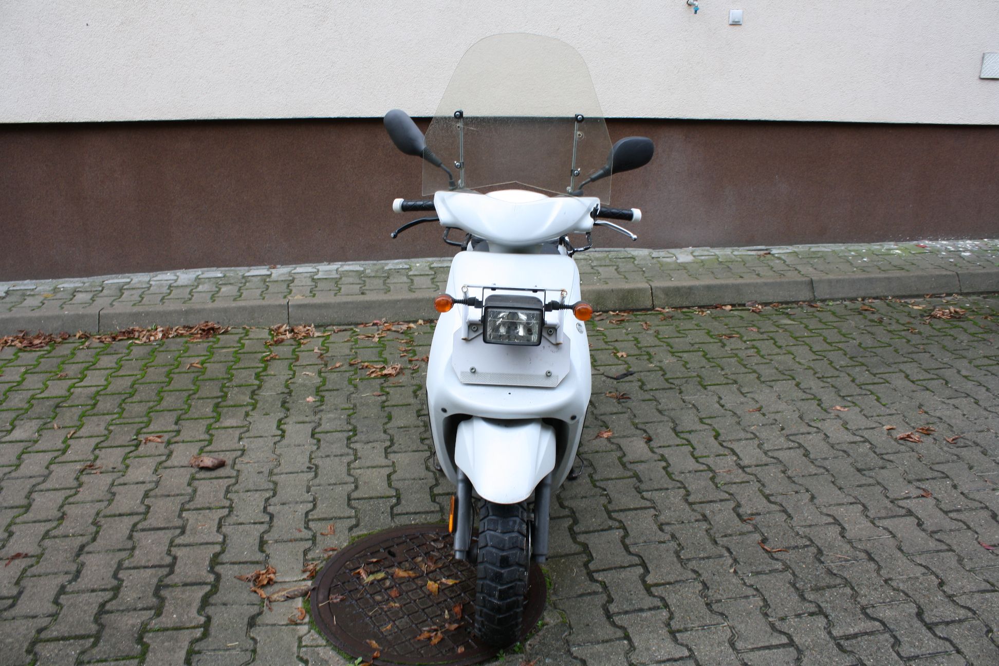 Widok z przodu na klasyczny motorower