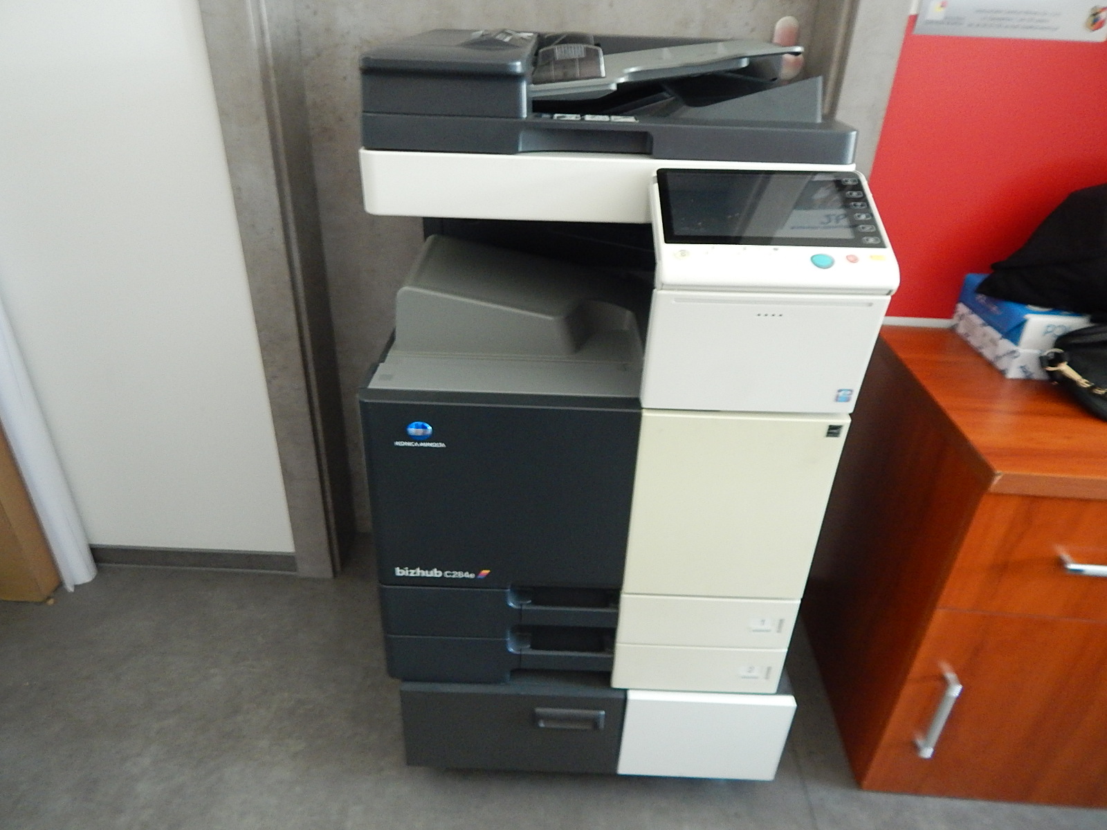 Biurowe urządzenie wielofunkcyjne Konica Minolta Bizhub C284e z podajnikiem dokumentów, panelem dotykowym i szufladami na papier