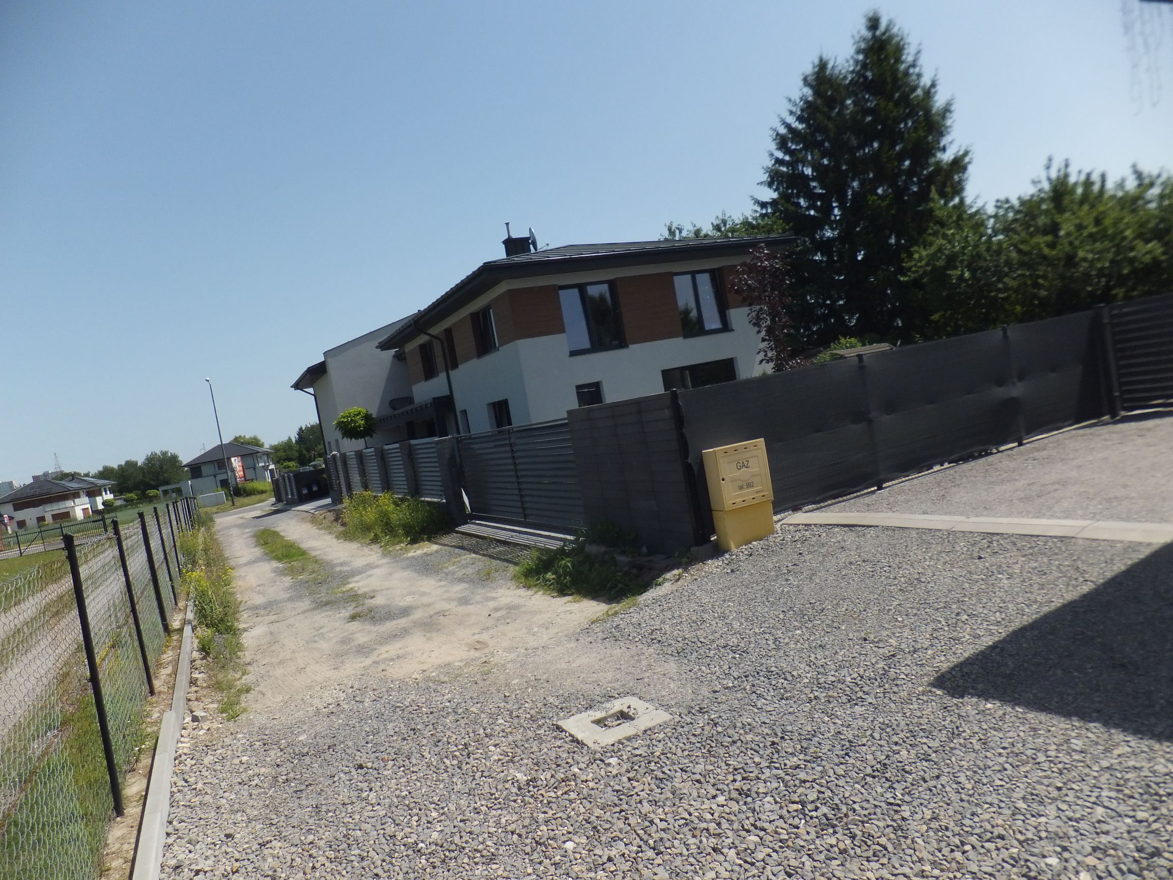 Widok domu z drogą dojazdową