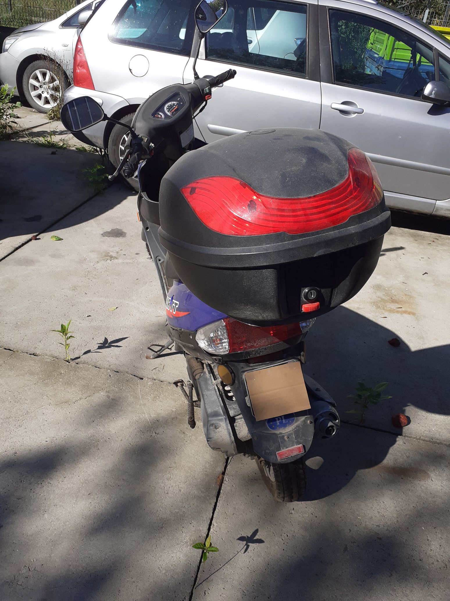 motorower widziany z tyłu z zamontowany kufrem