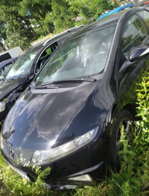 Czarna Honda Civic hatchback, widoczna od przodu oraz od strony kierowcy.