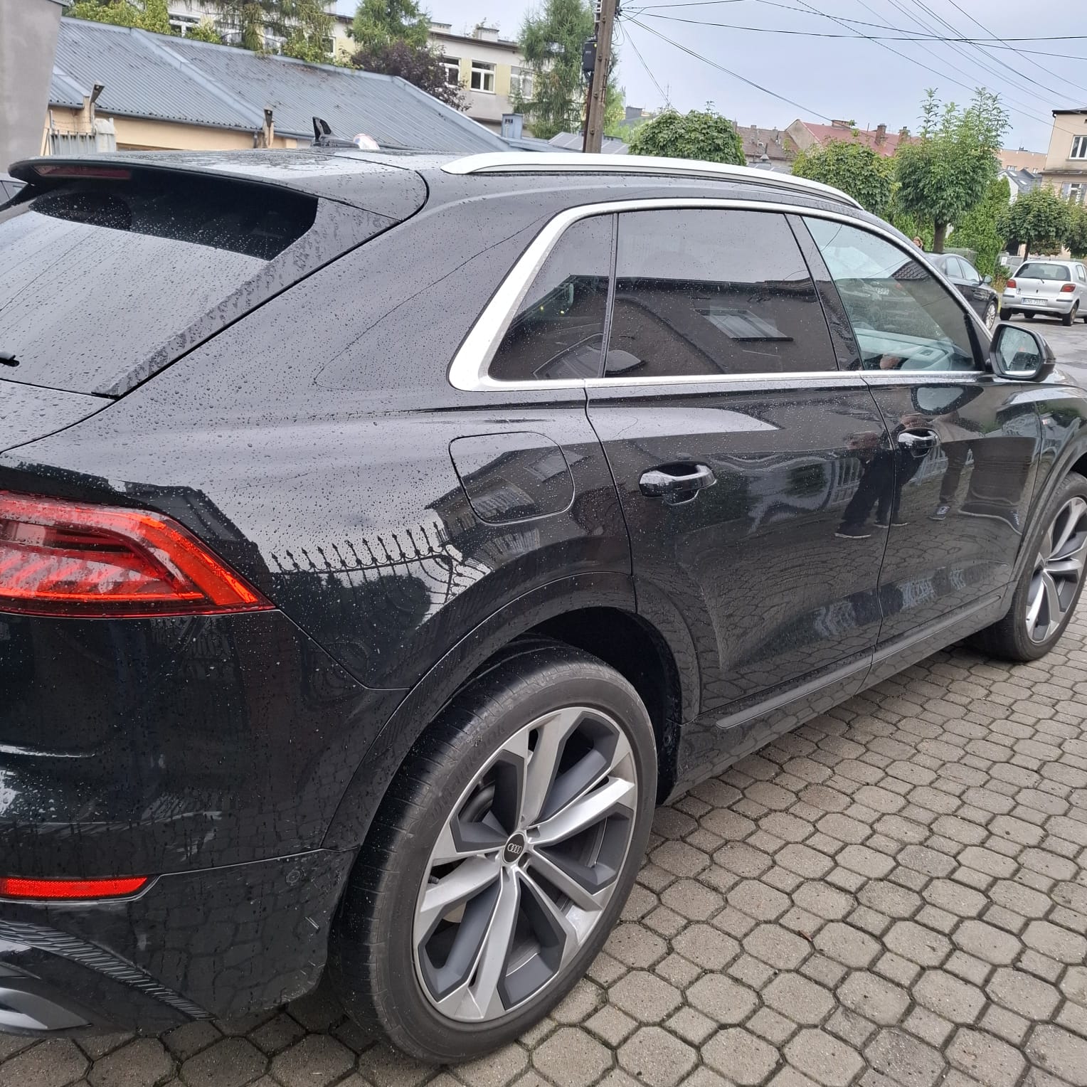 Prawy bok czarnego samochodu Audi SUV.