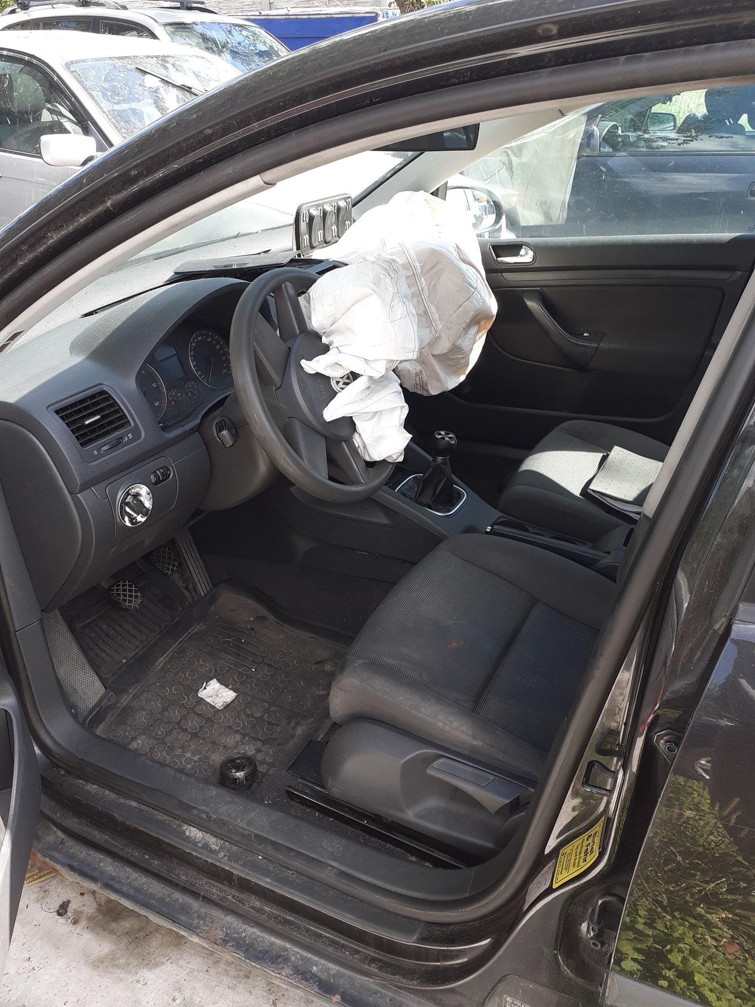 wnętrze pojazdu widziane z przodu z lewej strony z wystrzelonymi poduszkami powietrza Airbag kierowcy i pasażera