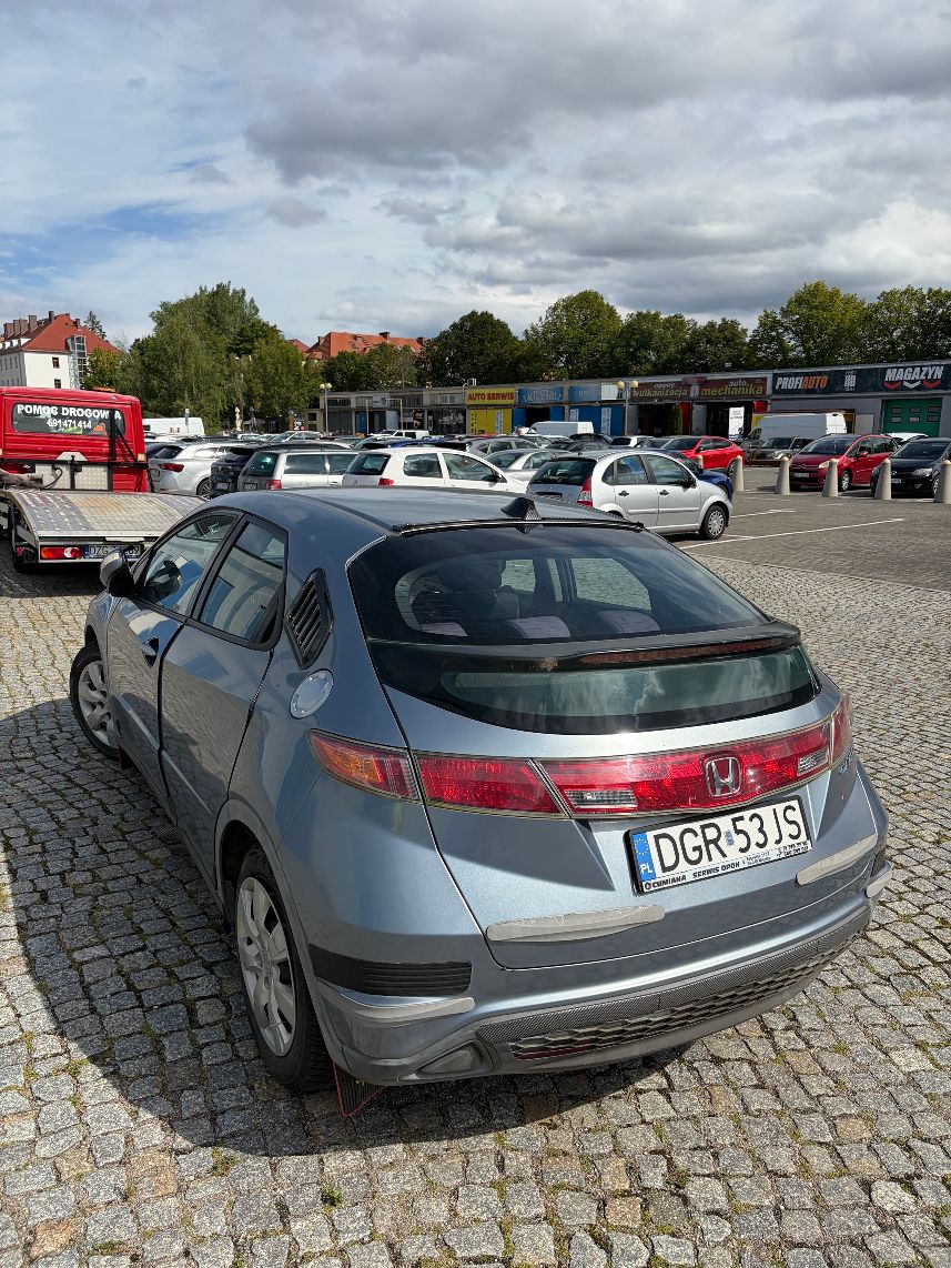 Samochód w kolorze szaroniebieskim - tył.