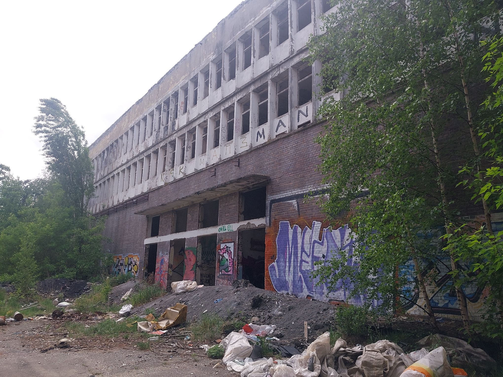 Budynek wolnostojący, zdewastowany, bez stolarki drzwiowej, okiennej, w stanie awaryjnym zagrażającym bezpieczeństwu użytkowania