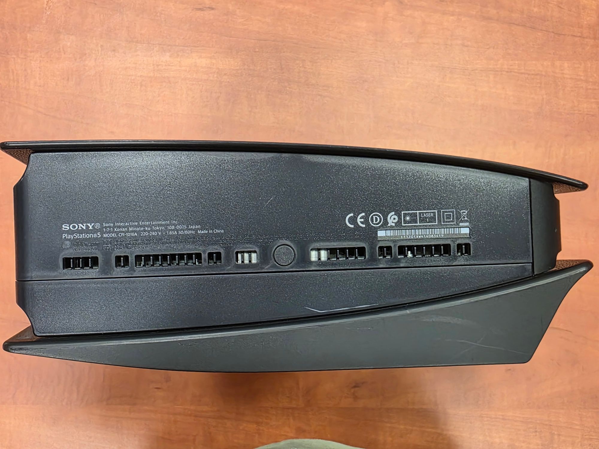 Tabliczka znamionowa znajdująca się na konsoli Sony PlayStation 5, model: CFI-1016A