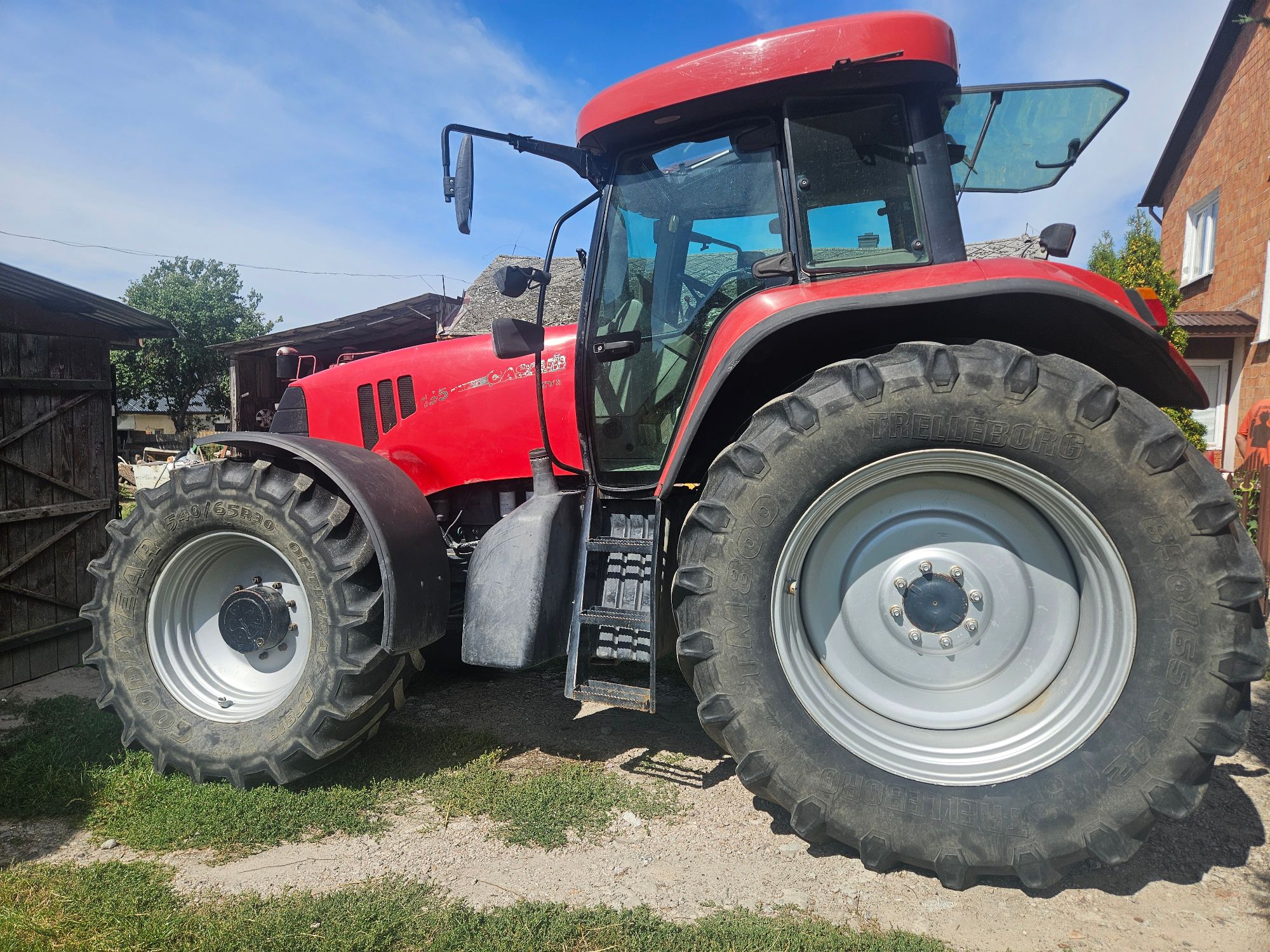 lewy bok czerwonego ciągnika Case IH