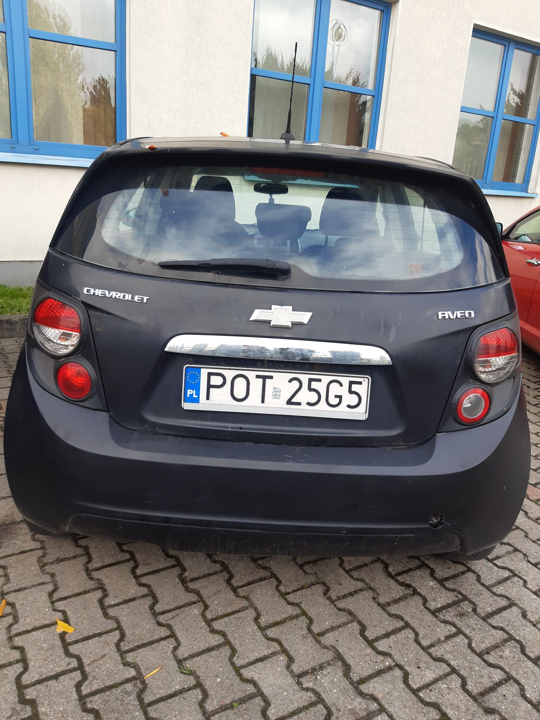 Widok od tyłu na czarny samochód marki Chevrolet Aveo