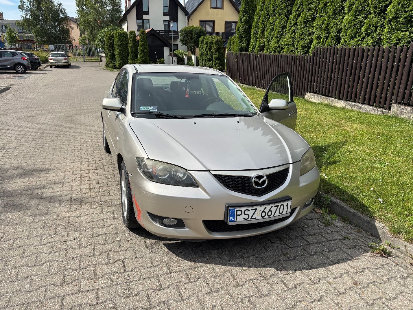 Samochód osobowy Mazda 3, rok produkcji 2005, koloru srebrna perła, posiada kilka zarysowań, kilka wgnieceń.