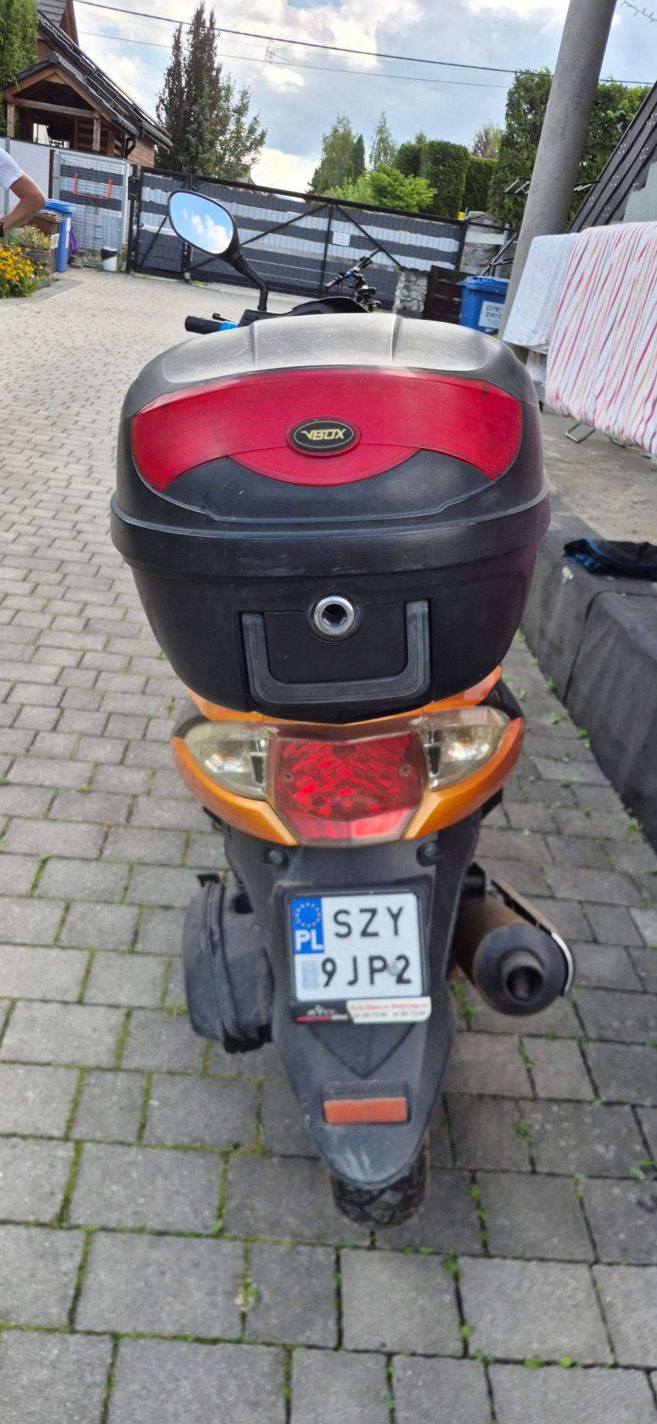 tył pojazdu z kufrem