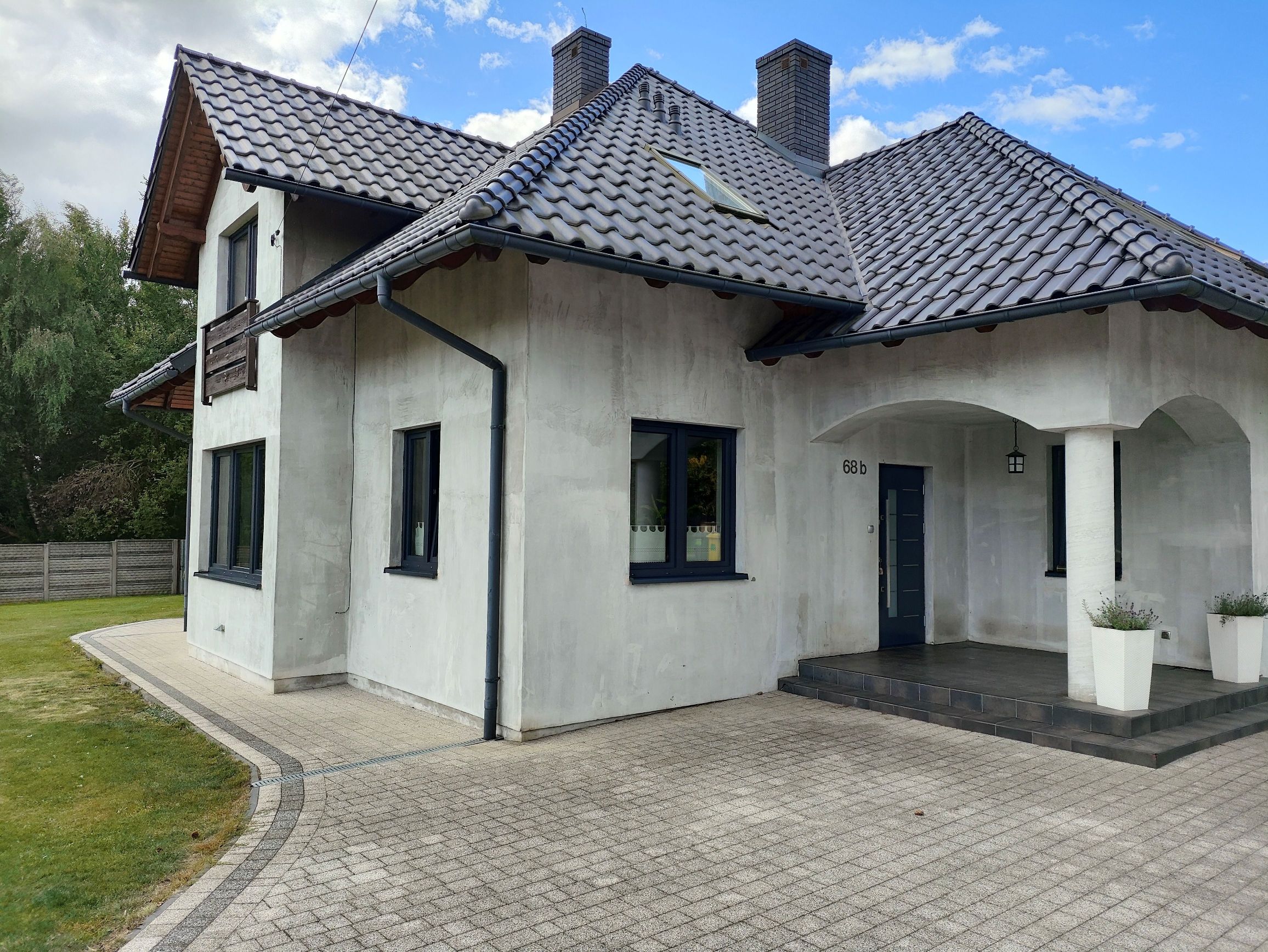 Zdjęcie domu od frontu