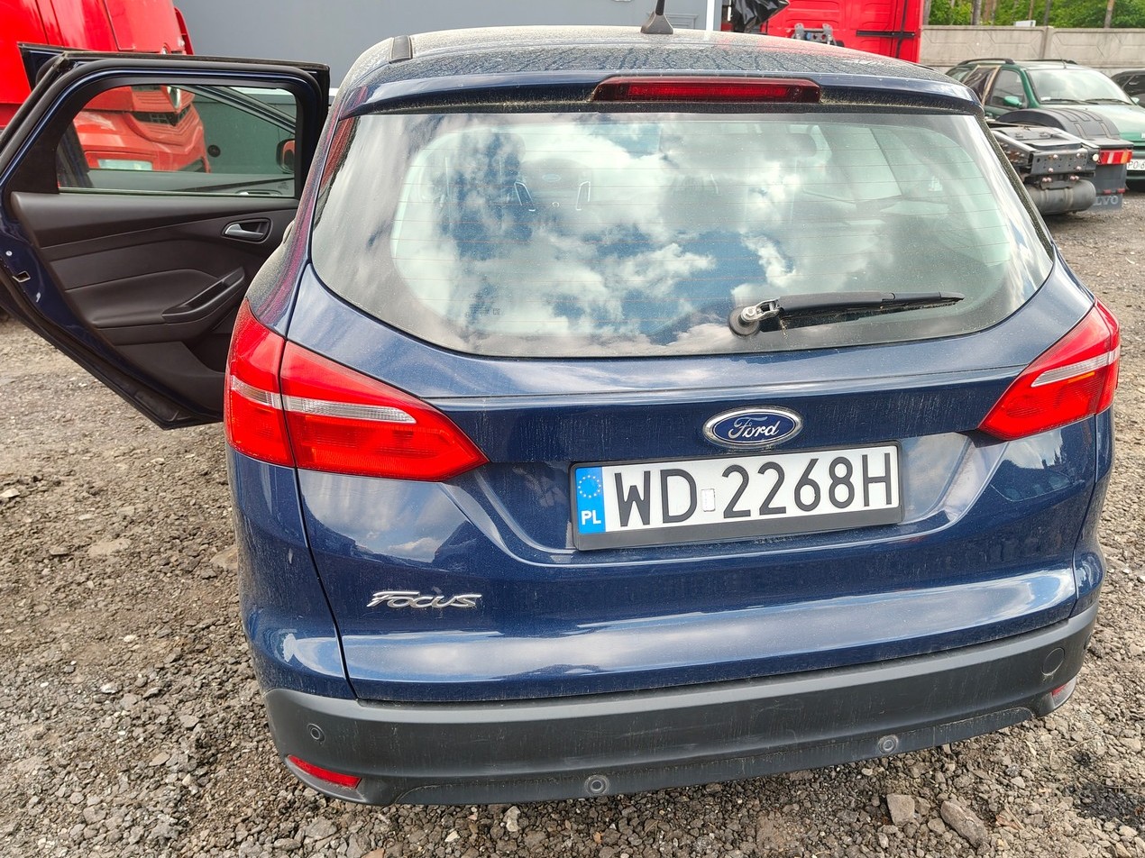 samochód osobowy marki ford koloru niebieskiego, tył