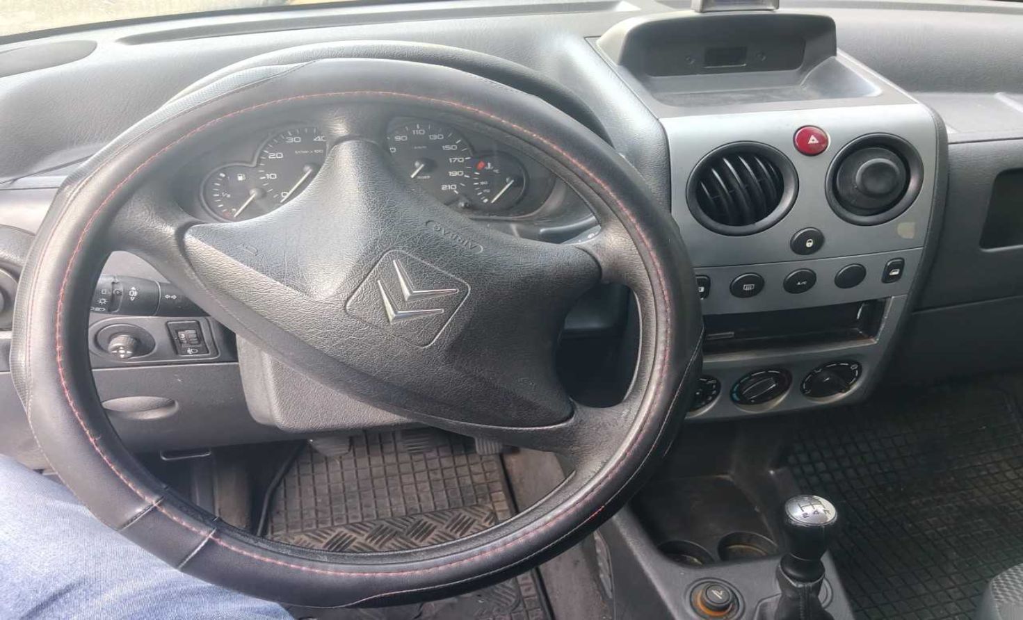 Auto dostawcze koloru białego z maską w kolorze rdzawym