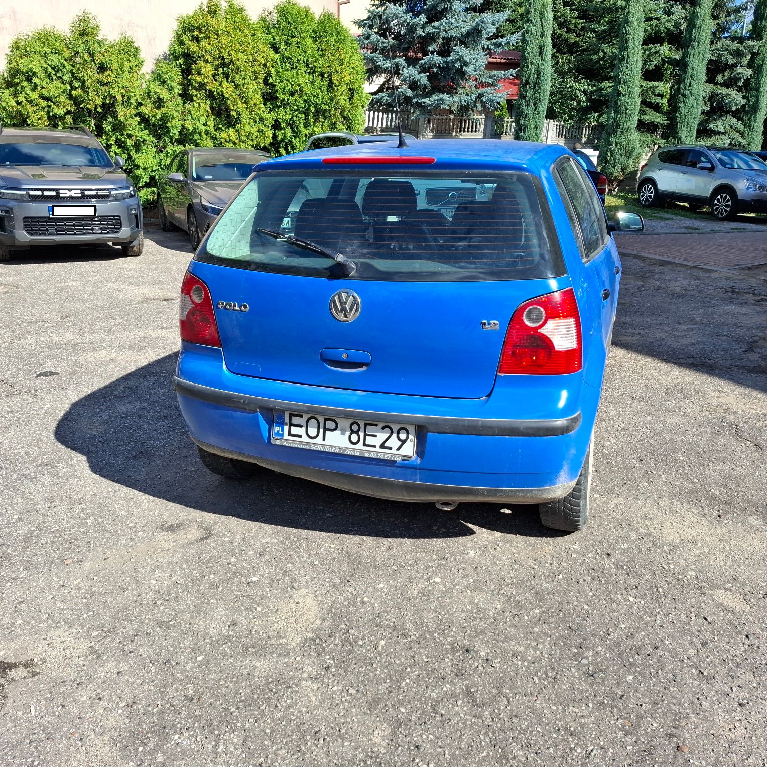 Zdjęcie pojazdu z tyłu.
