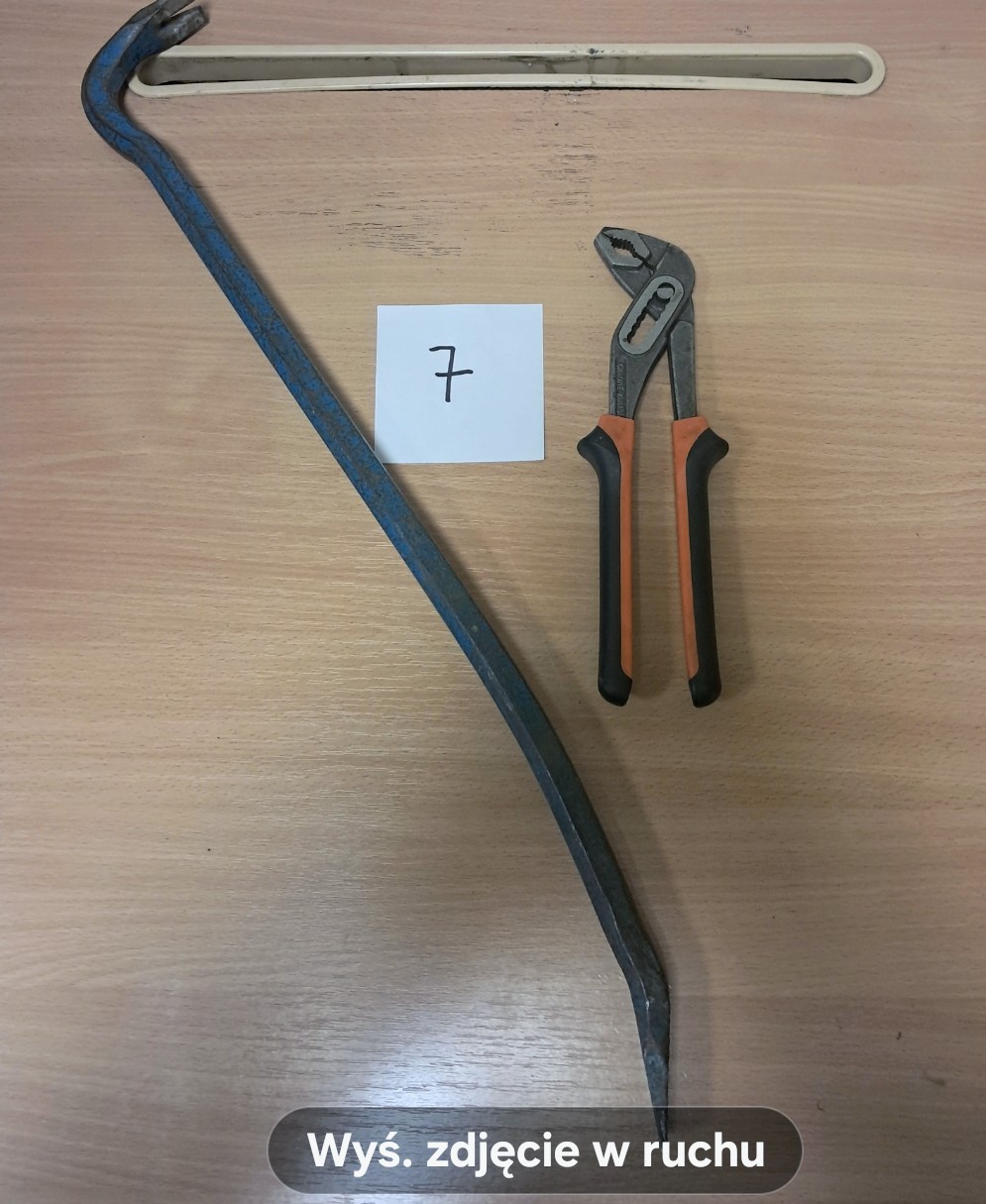 Klucz francuski typu "żabka", średniej wielkości, rączka koloru pomarańczowo-czarnego. Łom metalowy, dł. około 50 cm.