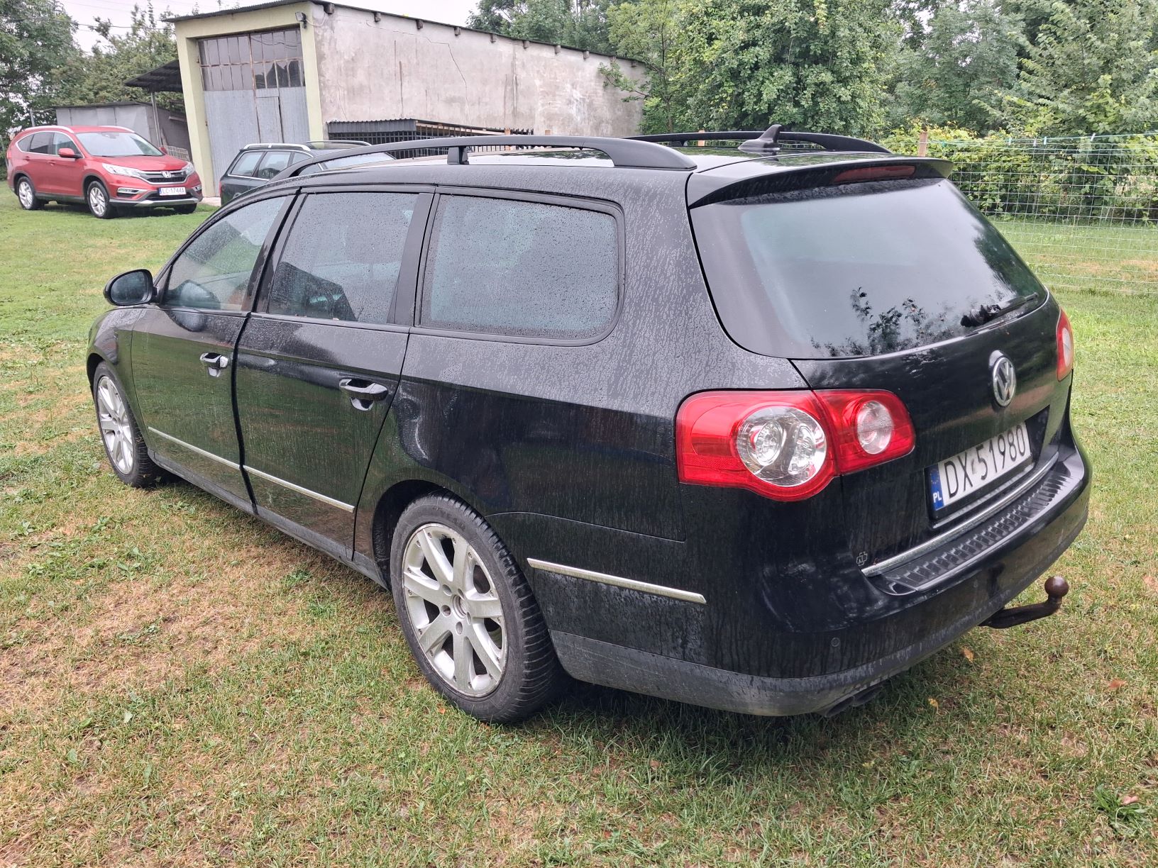 Tył czarnego samochodu kombi marki Volkswagen.